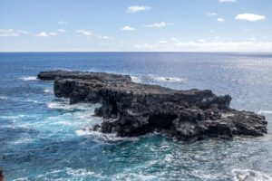 Imagen roca en medio del mar - Imagen nota de blog Simbolos de Rapa Nui